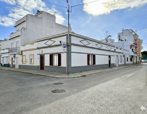Casa geminada com charme I T2 +1 I Quintal I Centro de Vila Real de Santo António