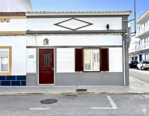 Casa geminada com charme I T2 +1 I Quintal I Centro de Vila Real de Santo António