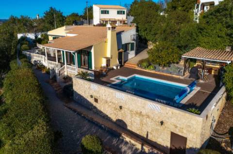 Moradia Térrea V4 com garagem e piscina perto Loulé