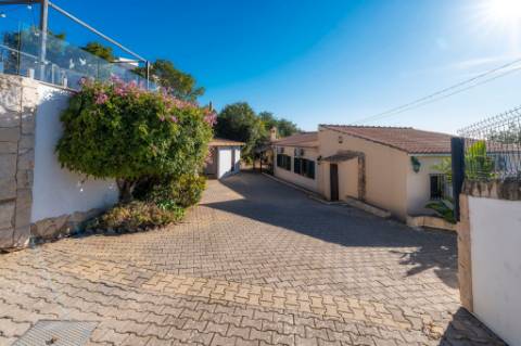 Moradia Térrea V4 com garagem e piscina perto Loulé