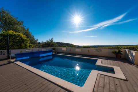 Moradia Térrea V4 com garagem e piscina perto Loulé
