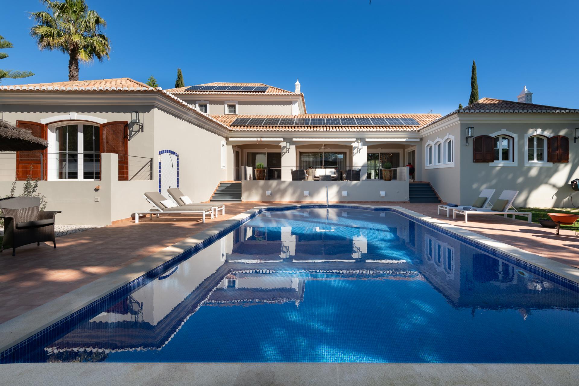 Elegante moradia em primeira linha de Golfe em Vila Sol, Algarve, situada num lote excecionalmente grande.