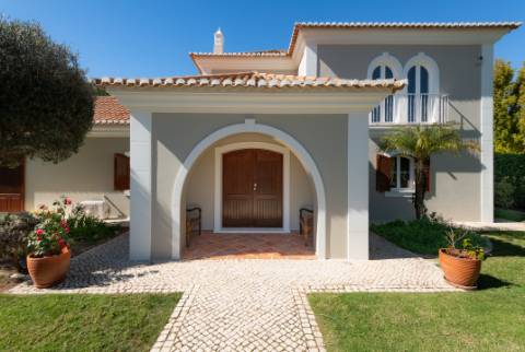 Elegante moradia em primeira linha de Golfe em Vila Sol, Algarve, situada num lote excecionalmente grande.