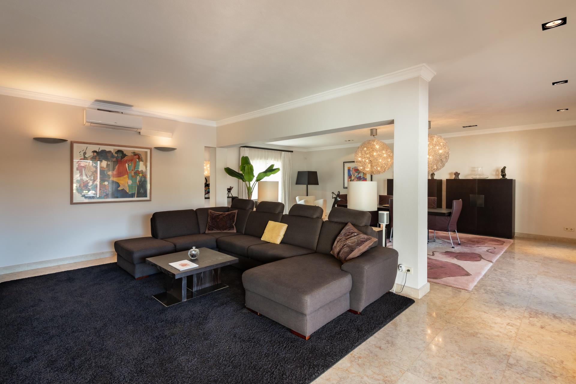 Elegante moradia em primeira linha de Golfe em Vila Sol, Algarve, situada num lote excecionalmente grande.