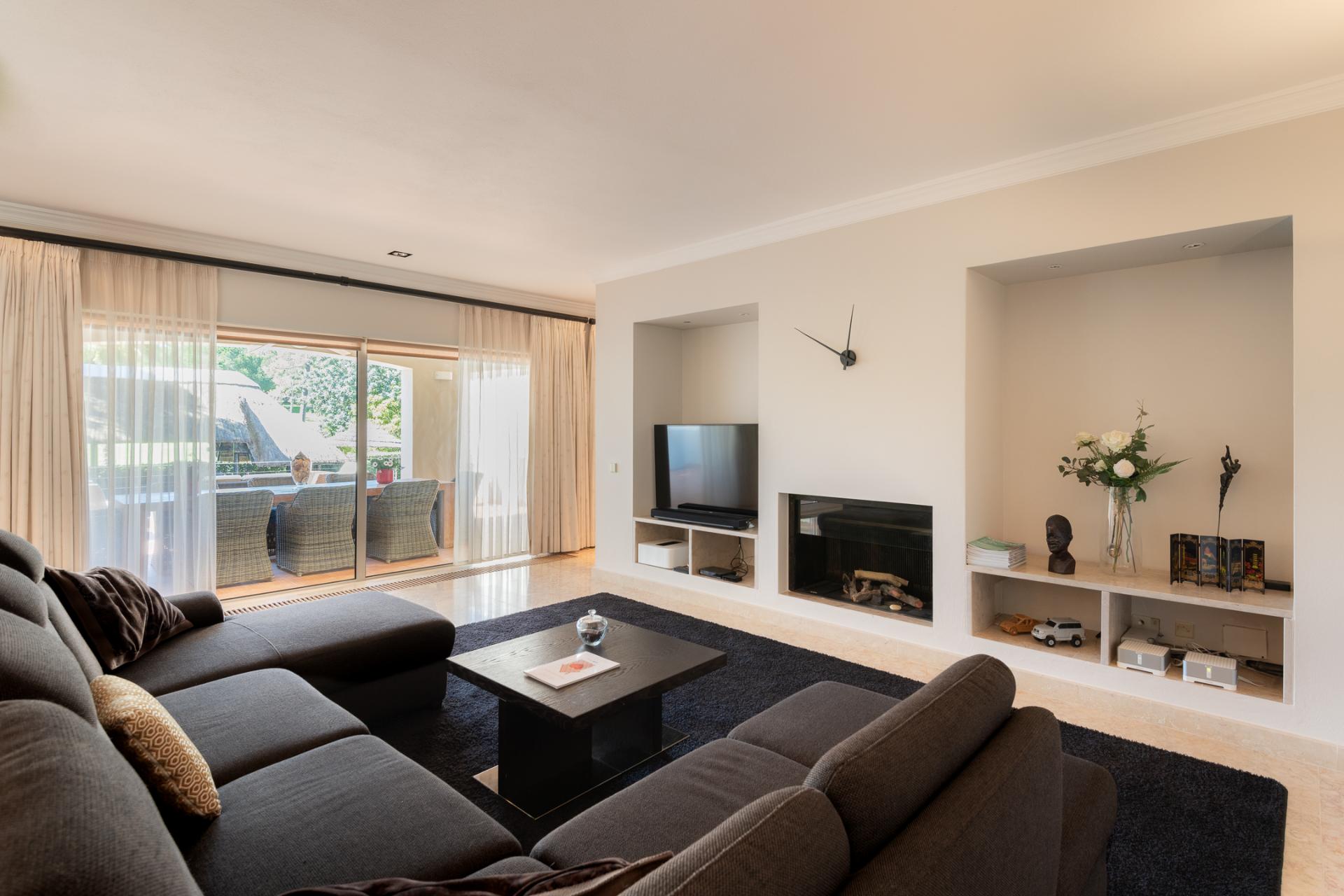 Elegante moradia em primeira linha de Golfe em Vila Sol, Algarve, situada num lote excecionalmente grande.