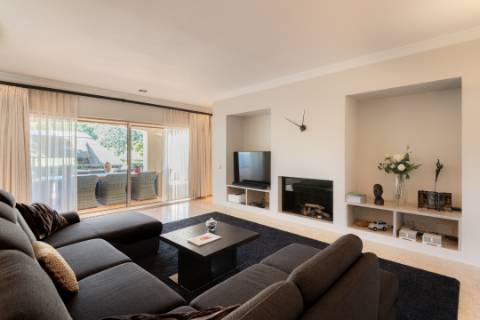 Elegante moradia em primeira linha de Golfe em Vila Sol, Algarve, situada num lote excecionalmente grande.