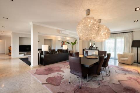 Elegante moradia em primeira linha de Golfe em Vila Sol, Algarve, situada num lote excecionalmente grande.