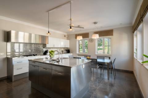 Elegante moradia em primeira linha de Golfe em Vila Sol, Algarve, situada num lote excecionalmente grande.