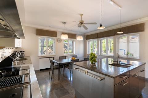 Elegante moradia em primeira linha de Golfe em Vila Sol, Algarve, situada num lote excecionalmente grande.