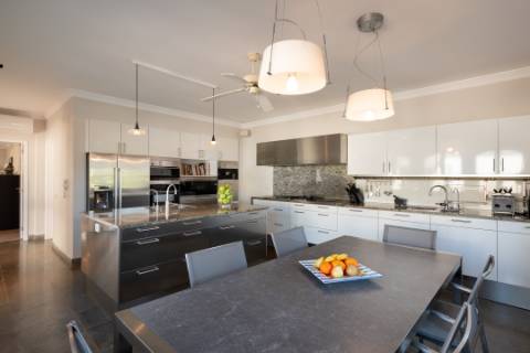 Elegante moradia em primeira linha de Golfe em Vila Sol, Algarve, situada num lote excecionalmente grande.