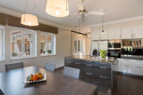 Elegante moradia em primeira linha de Golfe em Vila Sol, Algarve, situada num lote excecionalmente grande.