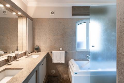 Elegante moradia em primeira linha de Golfe em Vila Sol, Algarve, situada num lote excecionalmente grande.