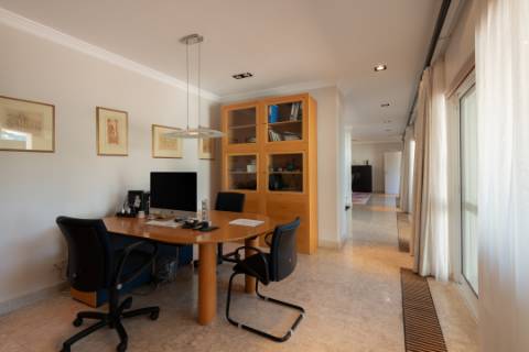 Elegante moradia em primeira linha de Golfe em Vila Sol, Algarve, situada num lote excecionalmente grande.