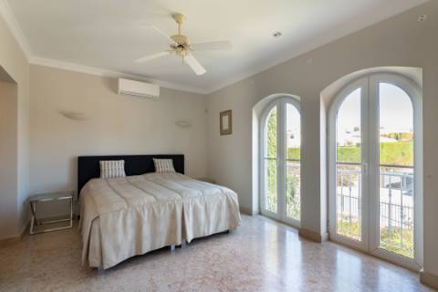 Elegante moradia em primeira linha de Golfe em Vila Sol, Algarve, situada num lote excecionalmente grande.