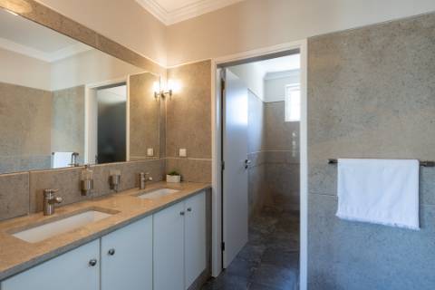 Elegante moradia em primeira linha de Golfe em Vila Sol, Algarve, situada num lote excecionalmente grande.