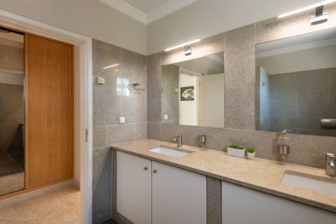 Elegante moradia em primeira linha de Golfe em Vila Sol, Algarve, situada num lote excecionalmente grande.