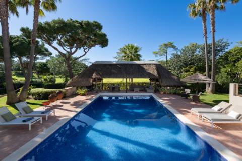 Elegante moradia em primeira linha de Golfe em Vila Sol, Algarve, situada num lote excecionalmente grande.