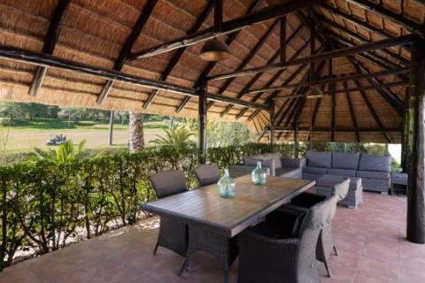 Elegante moradia em primeira linha de Golfe em Vila Sol, Algarve, situada num lote excecionalmente grande.