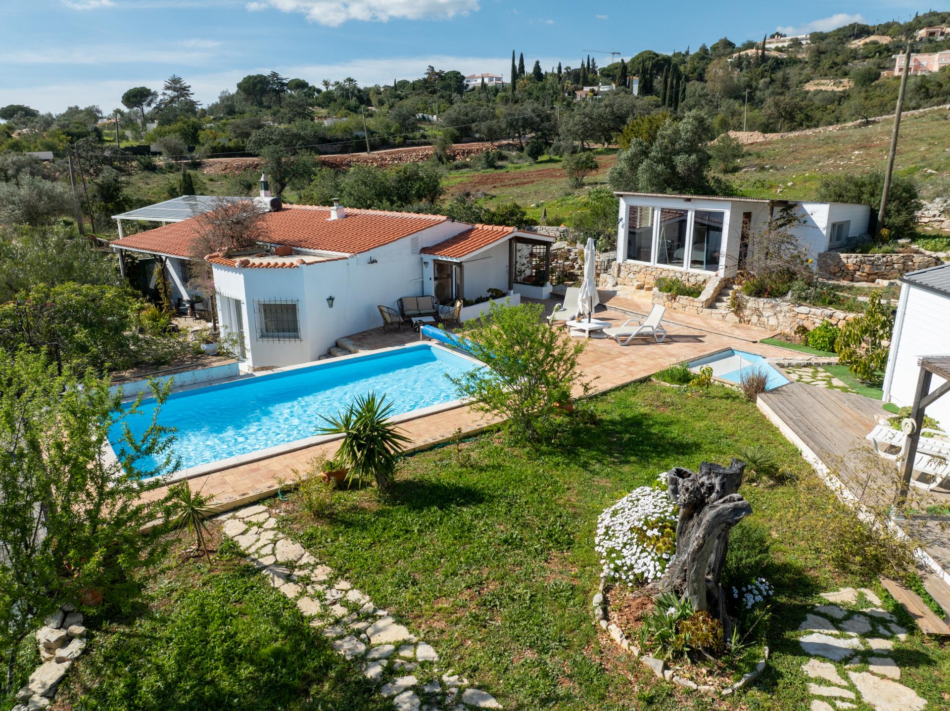 Moradia térrea de 3 quartos e piscina