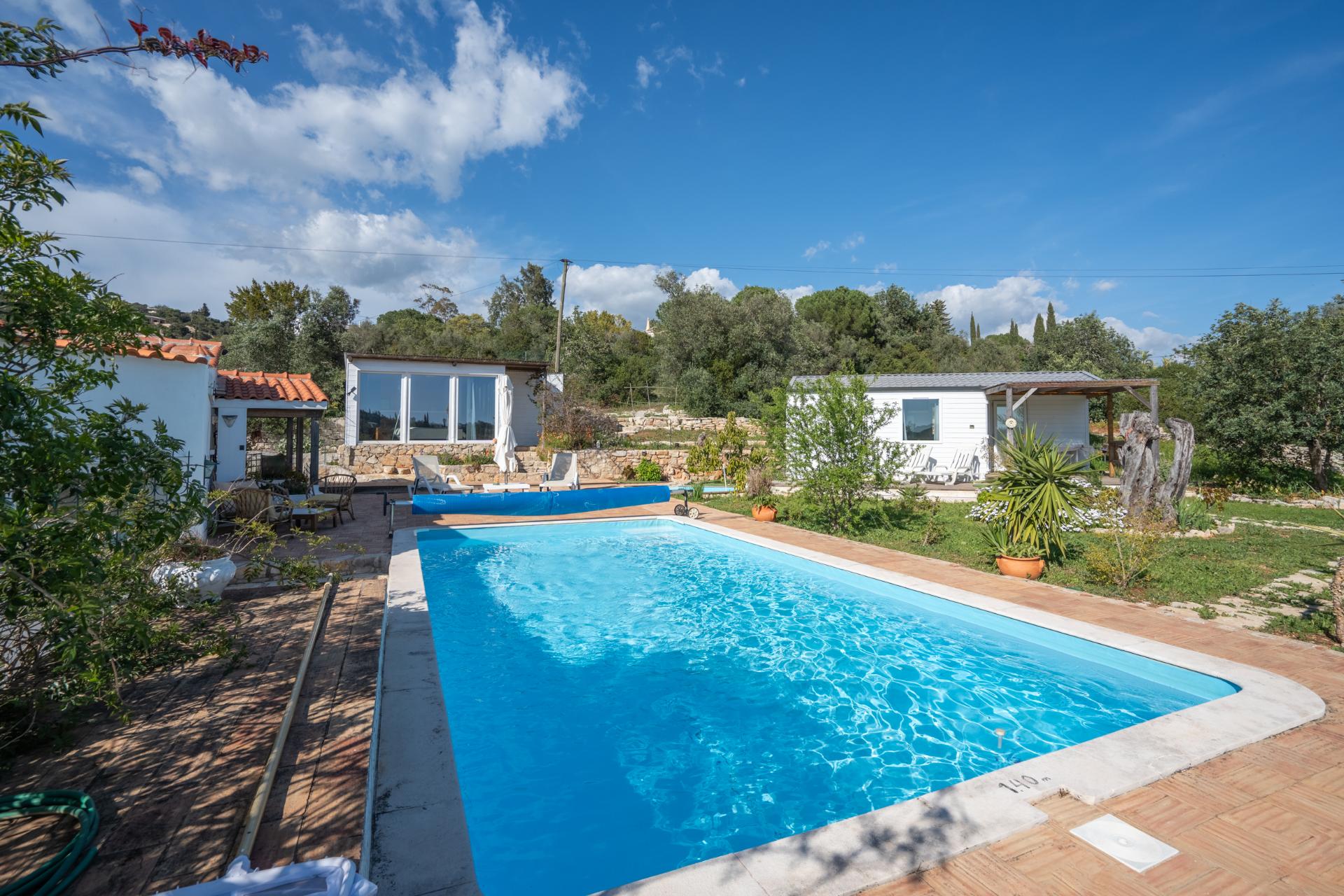 Moradia térrea de 3 quartos e piscina