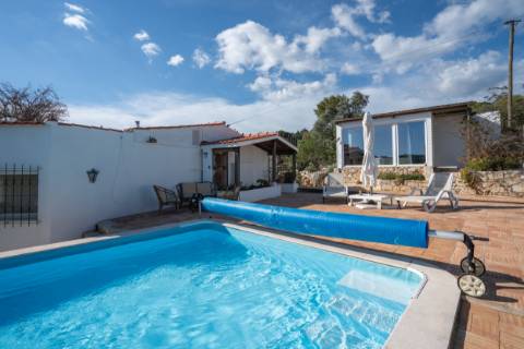 Moradia térrea de 3 quartos e piscina