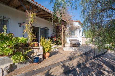 Moradia térrea de 3 quartos e piscina