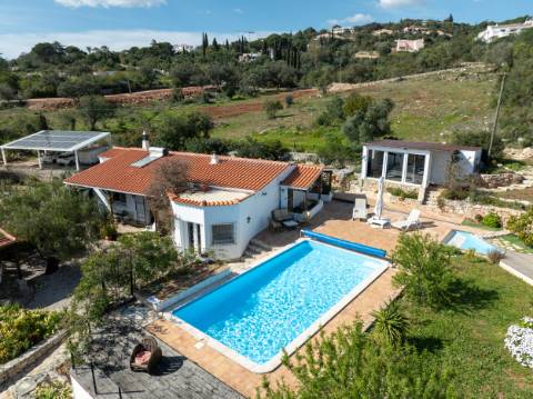 Moradia térrea de 3 quartos e piscina