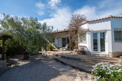 Moradia térrea de 3 quartos e piscina