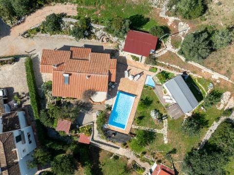 Moradia térrea de 3 quartos e piscina