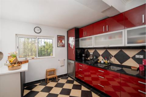 Moradia térrea de 3 quartos e piscina