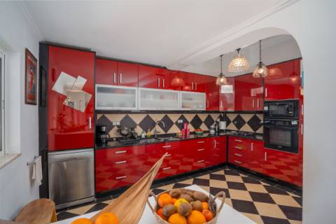 Moradia térrea de 3 quartos e piscina