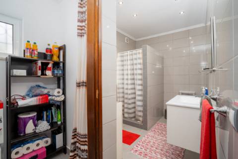 Moradia térrea de 3 quartos e piscina