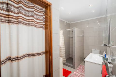 Moradia térrea de 3 quartos e piscina