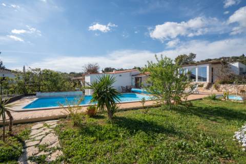 Moradia térrea de 3 quartos e piscina