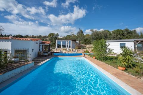 Moradia térrea de 3 quartos e piscina