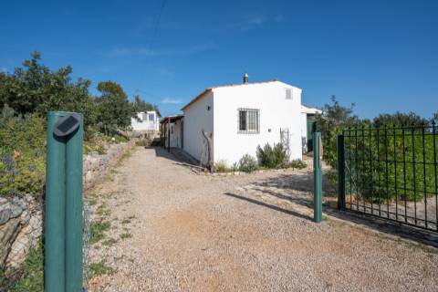 Moradia térrea de 3 quartos e piscina
