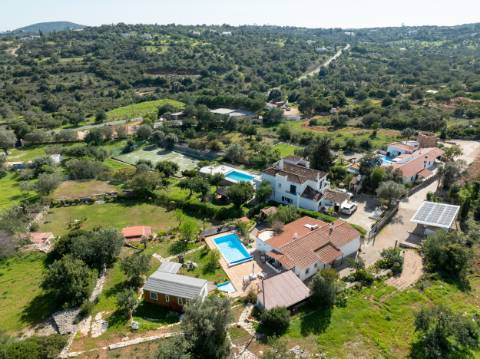 Moradia térrea de 3 quartos e piscina