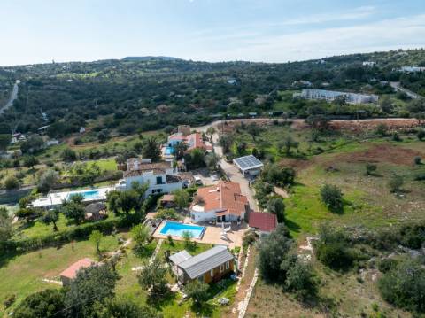 Moradia térrea de 3 quartos e piscina