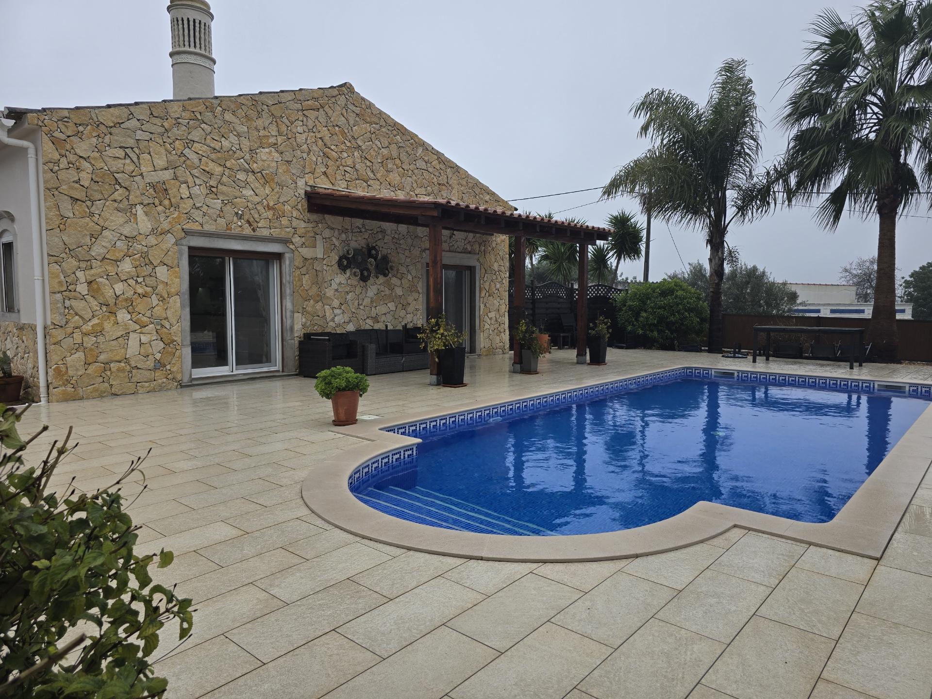 Moradia Tradicional Térrea 3 quartos e piscina