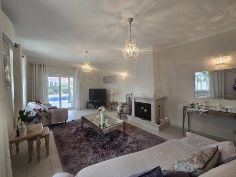 Moradia Tradicional Térrea 3 quartos e piscina