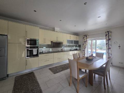 Moradia Tradicional Térrea 3 quartos e piscina