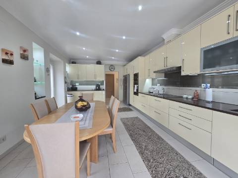 Moradia Tradicional Térrea 3 quartos e piscina