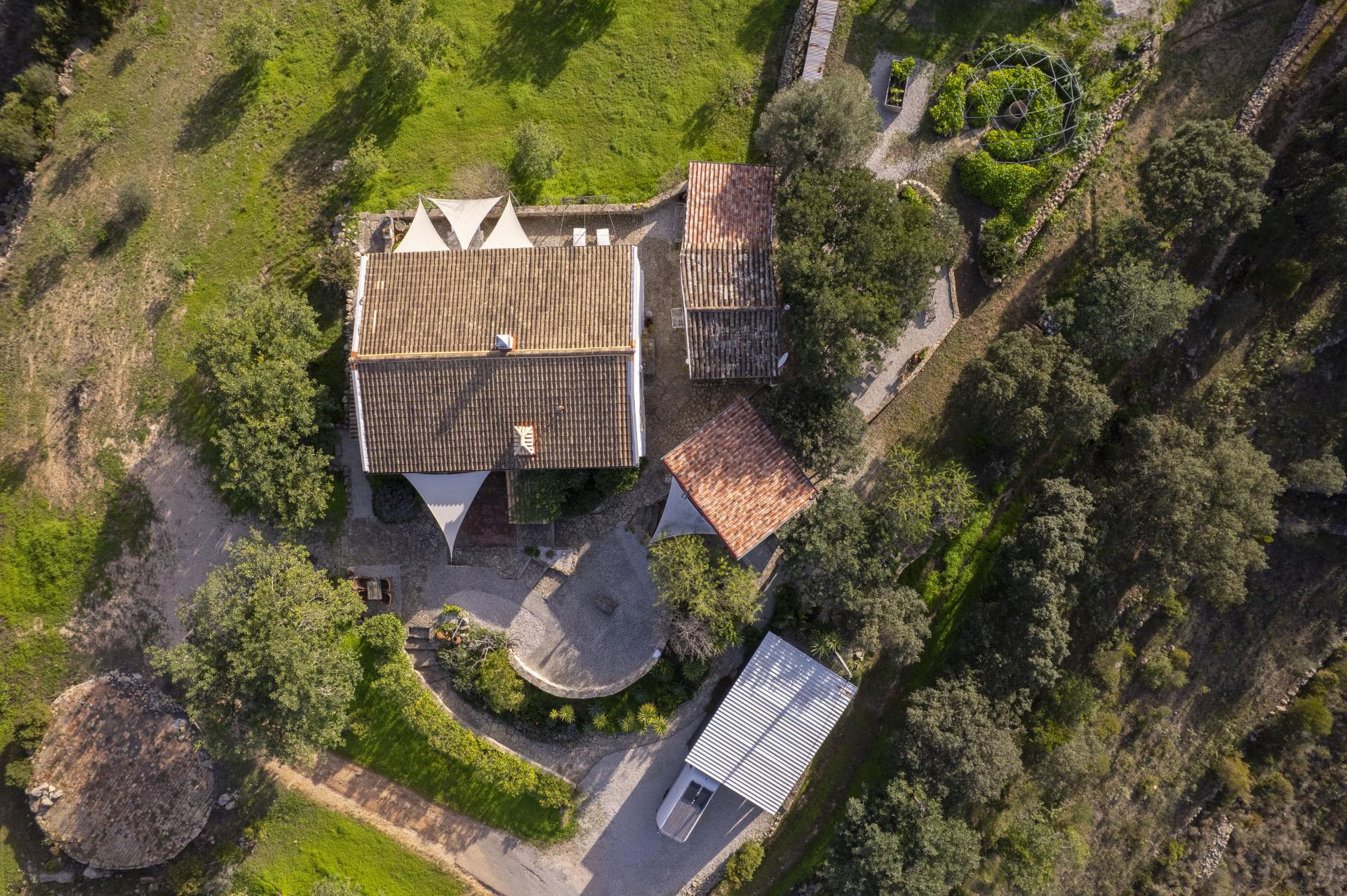 Encantadora Moradia no Campo Perto de Estói - Total Privacidade, Vistas Magníficas e Grande Potencial