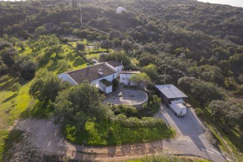 Encantadora Moradia no Campo Perto de Estói - Total Privacidade, Vistas Magníficas e Grande Potencial