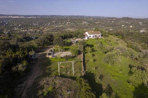 Encantadora Moradia no Campo Perto de Estói - Total Privacidade, Vistas Magníficas e Grande Potencial