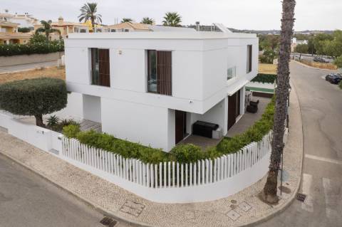 EXCLUSIVIDADE

Vila Contemporânea no Coração de Loulé, Algarve
