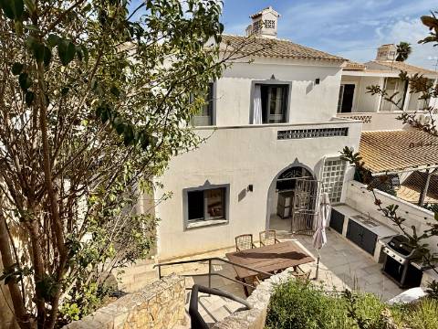 Elegante Moradia Familiar com Espaço Exterior a Minutos de Loulé