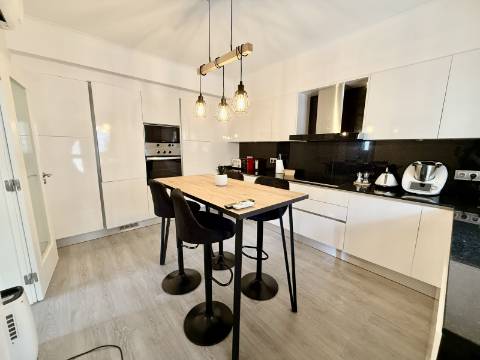 Elegante Moradia Familiar com Espaço Exterior a Minutos de Loulé