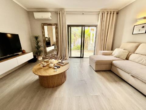 Elegante Moradia Familiar com Espaço Exterior a Minutos de Loulé