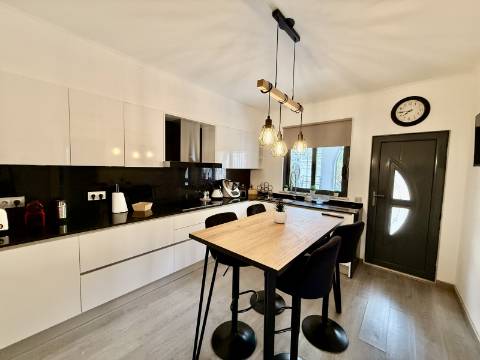 Elegante Moradia Familiar com Espaço Exterior a Minutos de Loulé